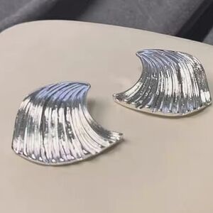 🩵 VINTAGE Bold Wave Earrings Silver Tone Piereced